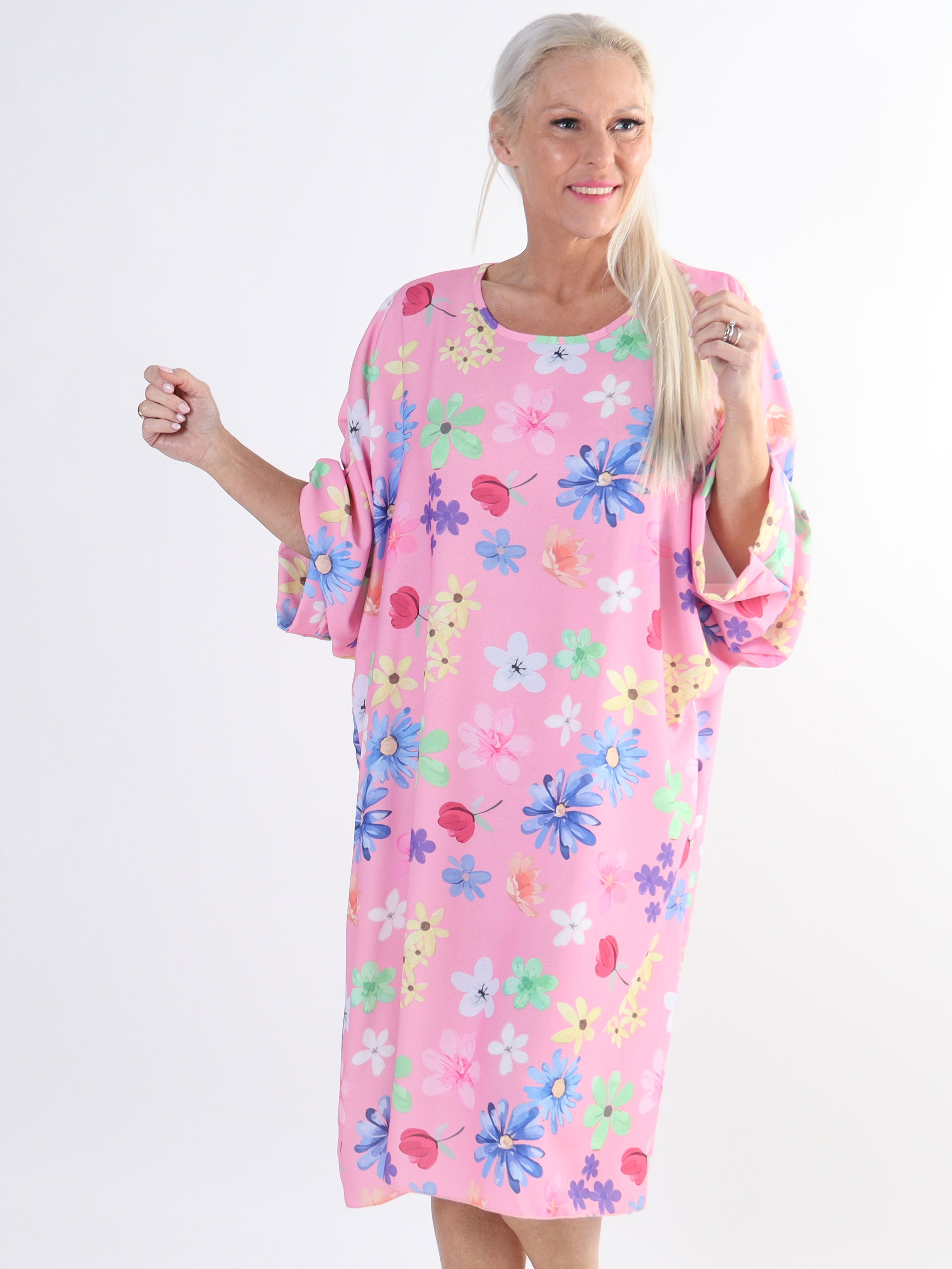 Sabina - Löst sittande klänning med blommönster i plusstorlek